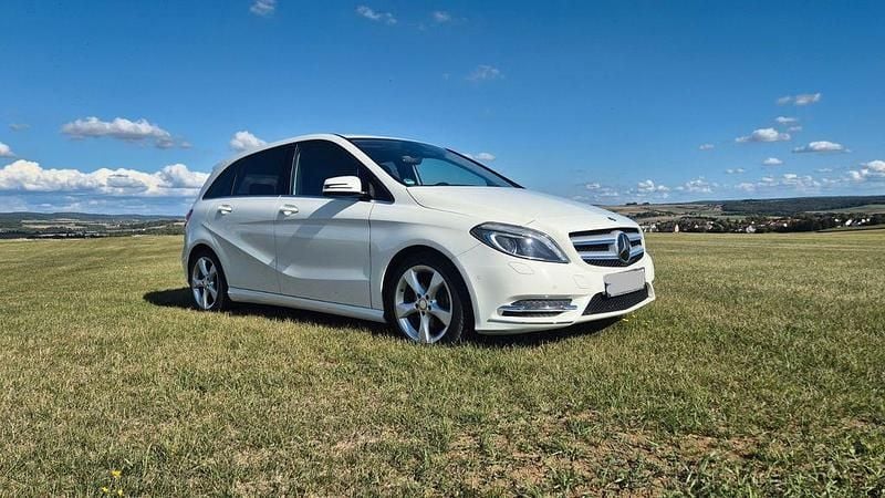 Weiß Gebraucht 2013 Mercedes B200 Sport Van / Kleinbus | 6.850 € (Superpreis) - Bild 1/4