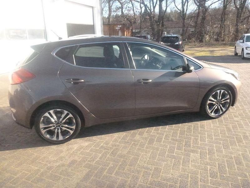 Gebraucht Kia Ceed Spirit 135 PS (99 kW) 2015 Beige Kleinwagen