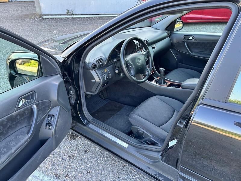 Schwarz Gebraucht 2001 Mercedes C180 Avantgarde Kombi | 2.500 € (Fairer Preis) - Bild 1/4