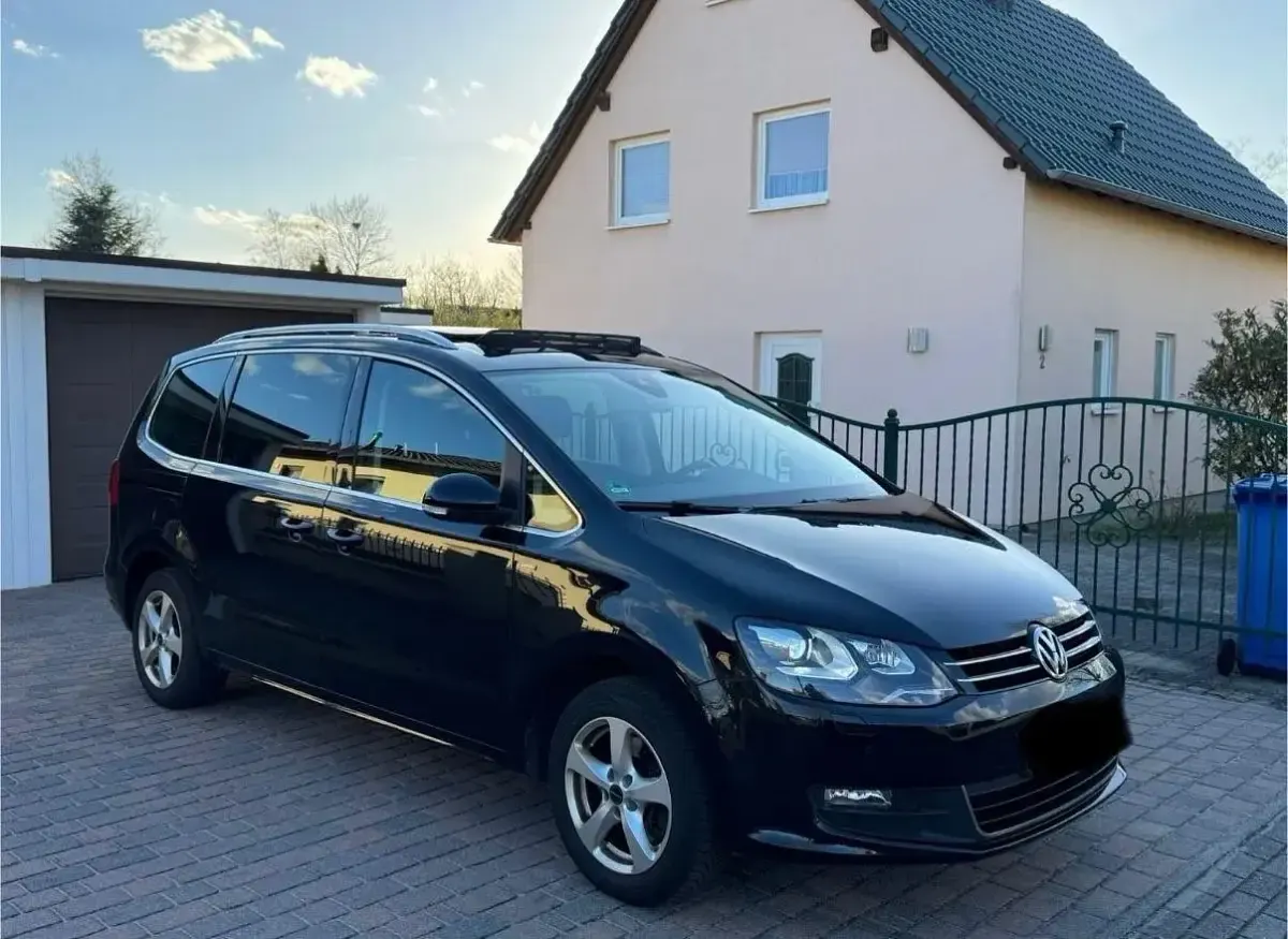 Second-hand VW Sharan 170 CP (125 kW) 2012 Negru Monovolum
