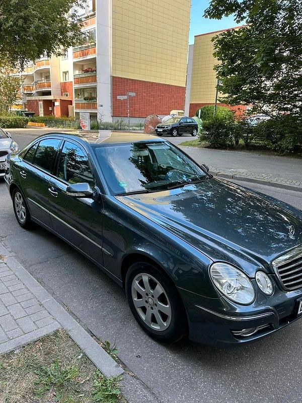 Silber Gebraucht 2008 Mercedes E300 Limousine | 5.999 € (Fairer Preis) - Bild 1/4
