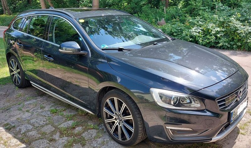 Grau Gebraucht 2013 Volvo V60 Momentum Kombi | 9.450 € (Fairer Preis) - Bild 1/4