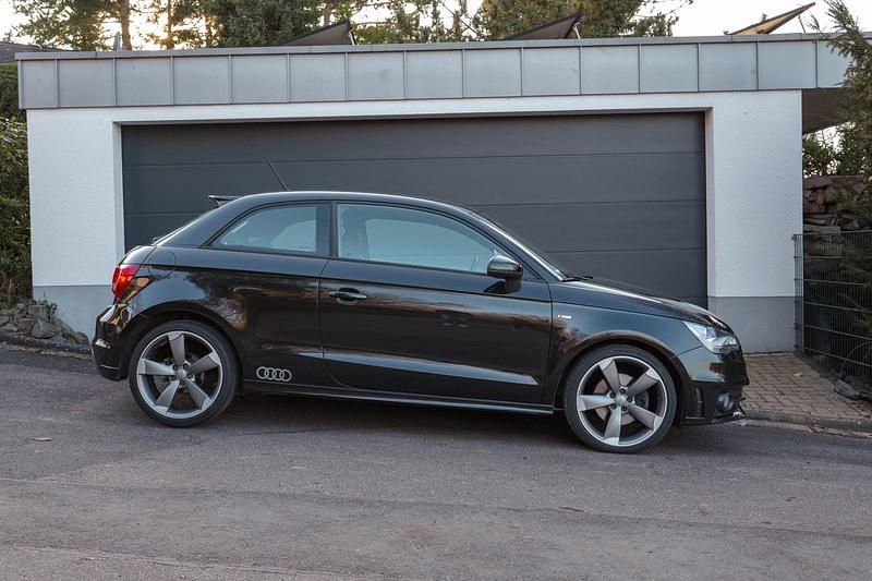Second-hand Audi A1 S-Line 122 CP (89 kW) 2011 Negru Hatchback