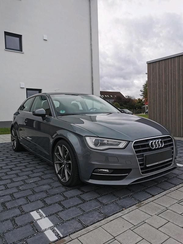 Grau Gebraucht 2013 Audi A3 Comfort Kleinwagen | 12.250 € (Fairer Preis) - Bild 1/4
