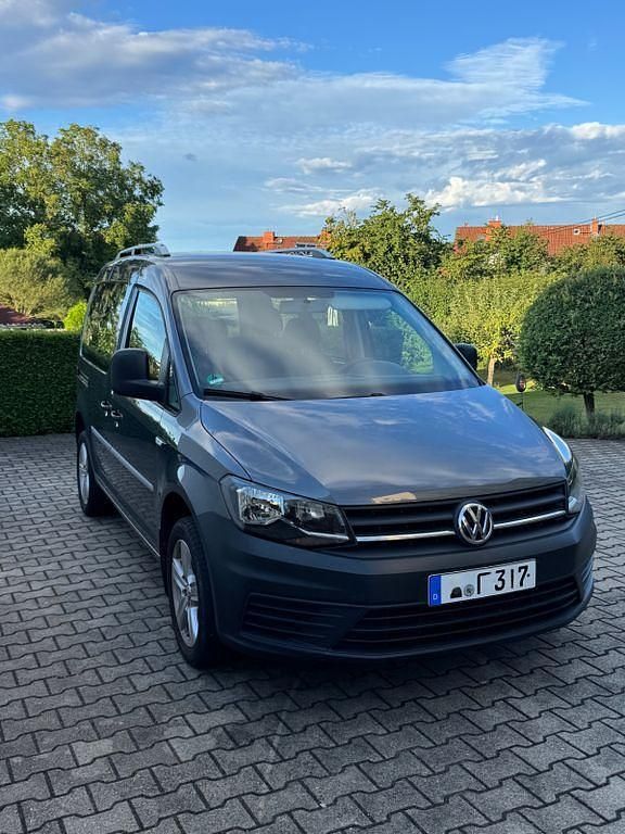 Grau Gebraucht 2016 VW Caddy Trendline Van / Kleinbus | 13.950 € (Etwas zu teuer) - Bild 1/4