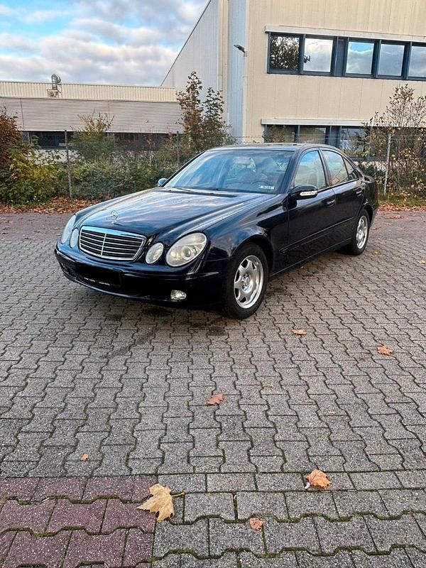 Blau Gebraucht 2003 Mercedes E220 Limousine | 4.200 € (Fairer Preis) - Bild 1/4