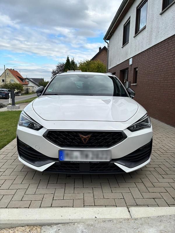 Weiß Gebraucht 2022 Cupra Leon VZ Kombi | 33.900 € (Etwas zu teuer) - Bild 1/4