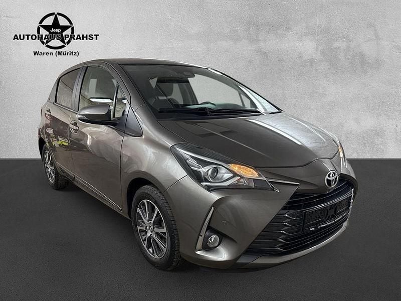 Grau Gebraucht 2020 Toyota Yaris Team Limousine | 14.800 € (Fairer Preis) - Bild 1/4