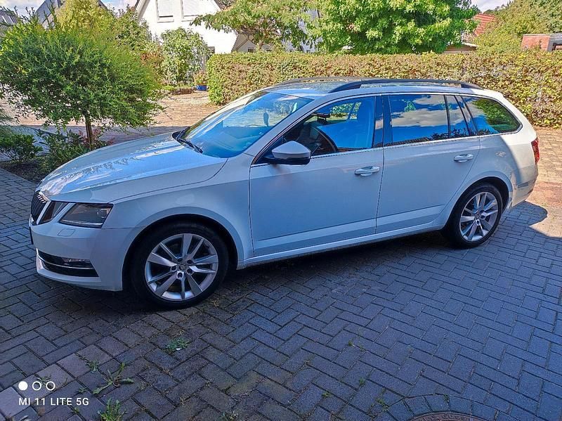 Weiß Gebraucht 2017 Skoda Octavia Ambiente Kombi | 10.500 € (Fairer Preis) - Bild 1/4