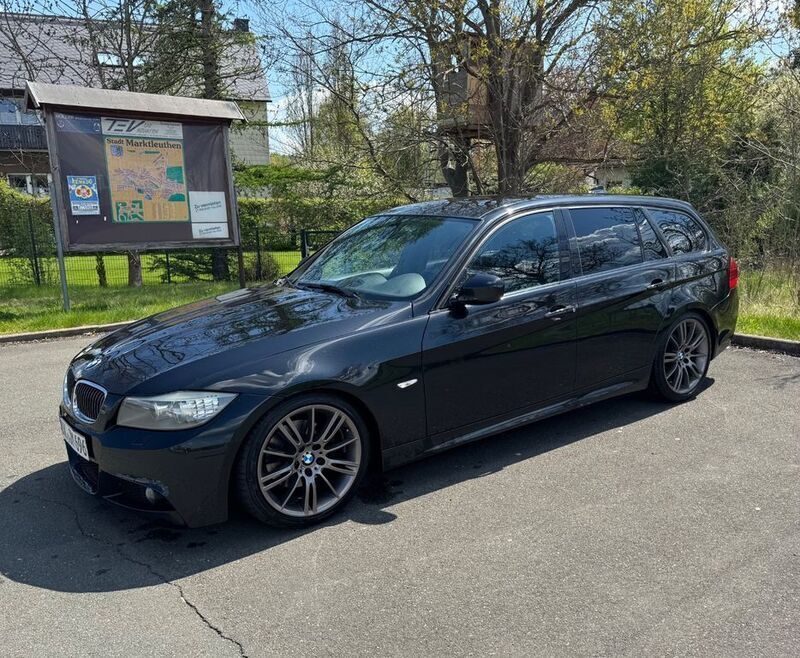 Schwarz Gebraucht 2011 BMW 320 Sport Line Kombi | 8.699 € (Teuer) - Bild 1/4