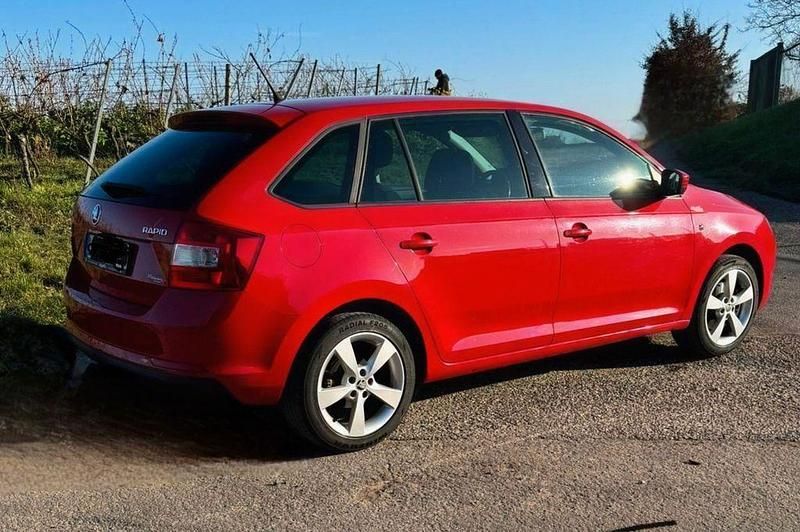 Gebraucht Skoda Rapid Drive 105 PS (77 kW) 2015 Rot Limousine
