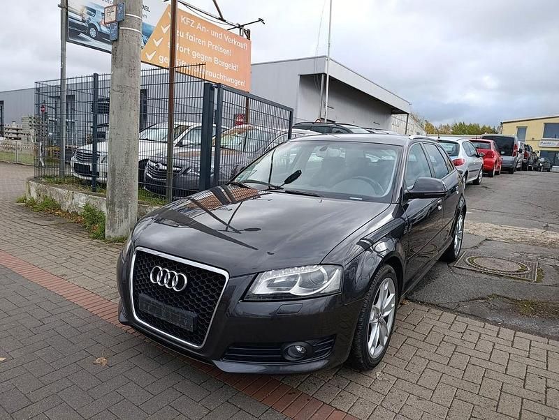 Grau Gebraucht 2009 Audi A3 Sportback Ambition Limousine | 6.490 € (Fairer Preis) - Bild 1/4