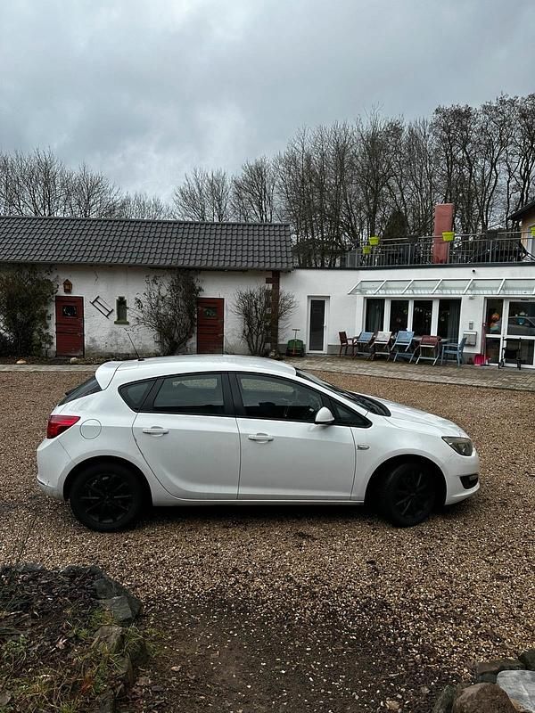 Gebraucht Opel Astra 115 PS (84 kW) 2015 Weiß Kleinwagen