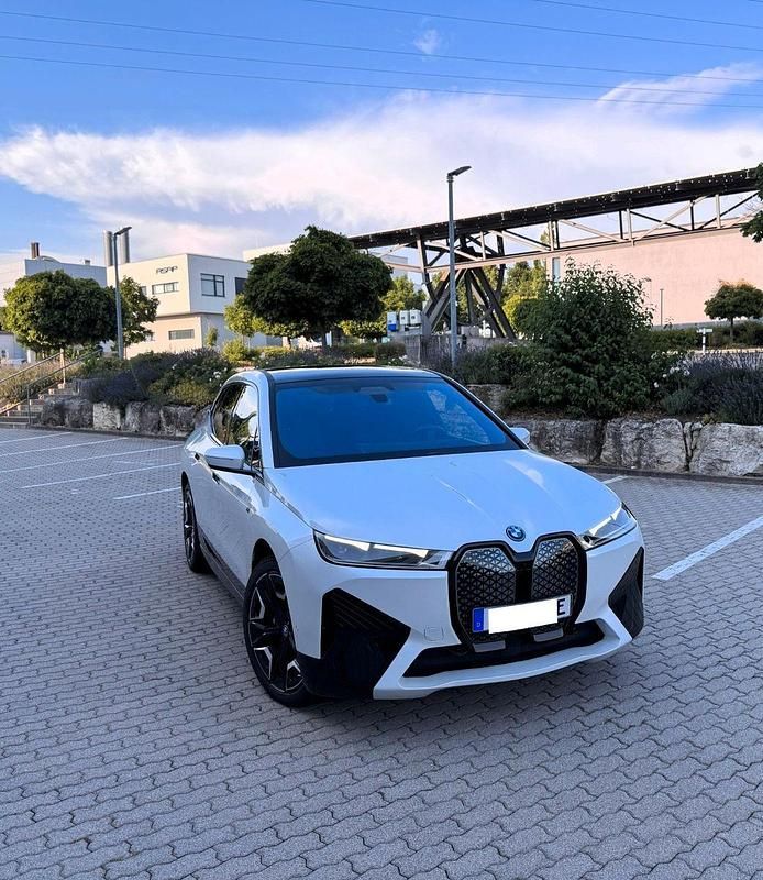 Weiß Gebraucht 2022 BMW iX Performance SUV | 75.499 € (Etwas zu teuer) - Bild 1/4