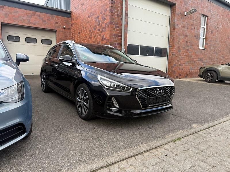 Phantom black Gebraucht 2018 Hyundai i30 Premium Kombi | 14.700 € (Etwas zu teuer) - Bild 1/4