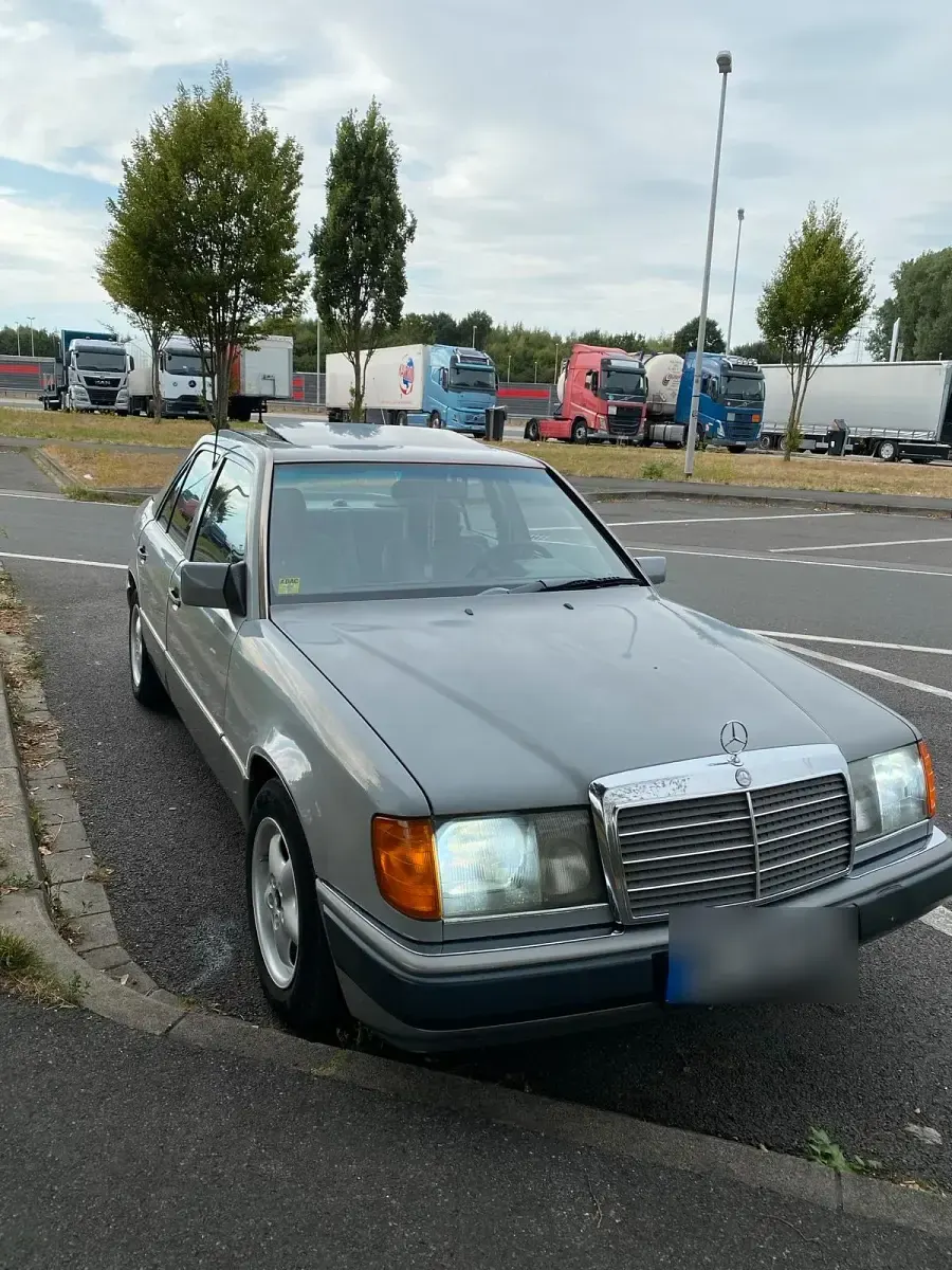 Gebraucht Mercedes 230 136 PS (100 kW) 1990 Grau Limousine