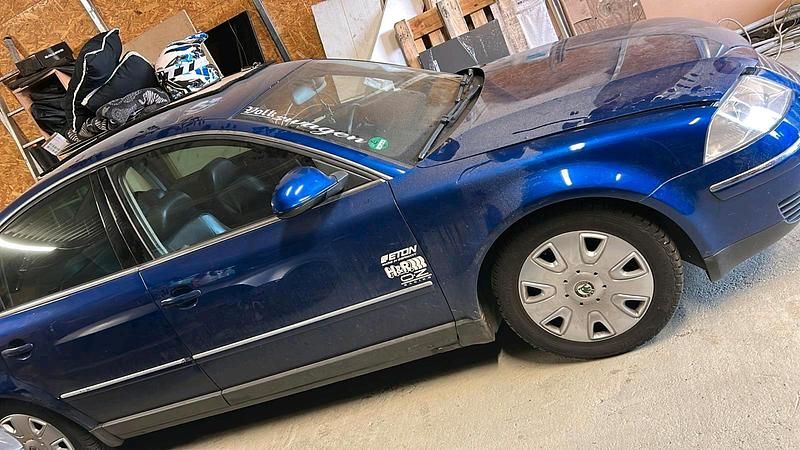 Blau Gebraucht 2004 VW Passat Highline Limousine | 1.500 € (Guter Preis) - Bild 1/4