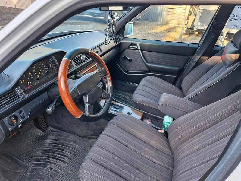 Gebraucht Mercedes E230 131 PS (96 kW) 1988 Weiß Limousine