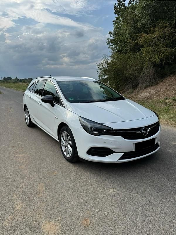 Weiß Gebraucht 2021 Opel Astra Kombi | 13.700 € (Fairer Preis) - Bild 1/4