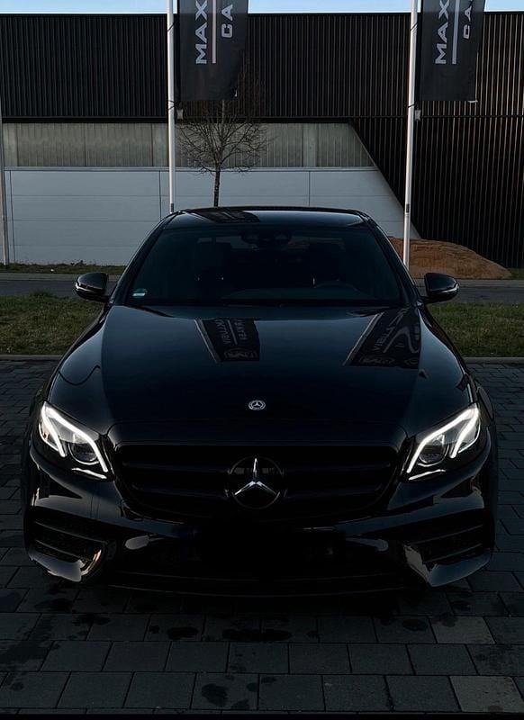 Schwarz Gebraucht 2020 Mercedes E220 Limousine | 35.500 € - Bild 1/4