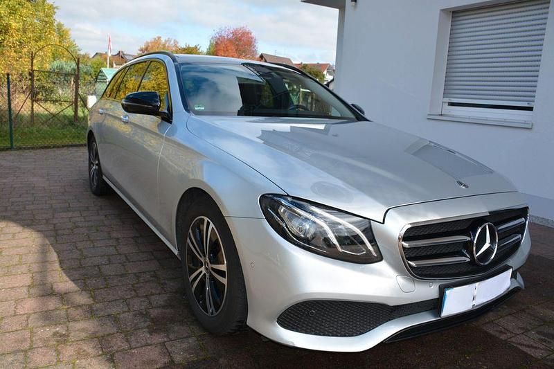 Silber Gebraucht 2019 Mercedes E220 Limousine | 25.500 € (Superpreis) - Bild 1/4