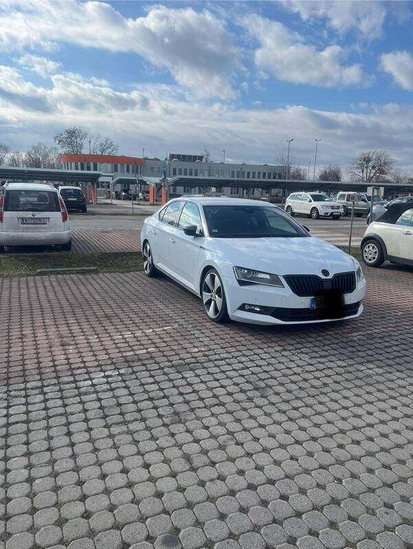Weiß Gebraucht 2019 Skoda Superb SportLine Limousine | 27.499 € (Fairer Preis) - Bild 1/4