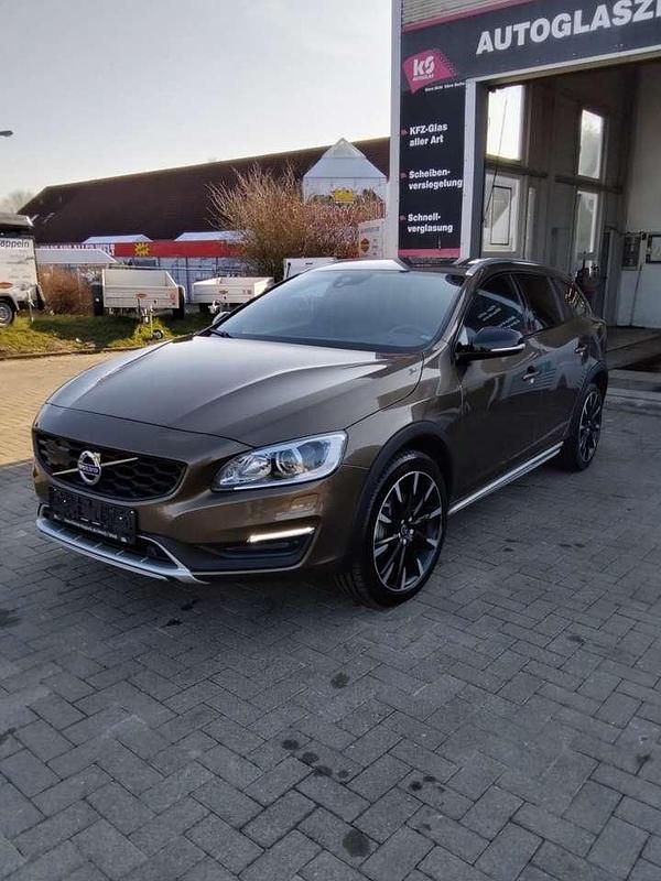 Gebraucht Volvo V60 CC Plus 150 PS (110 kW) 2018 700 twilight bronze metallic Kombi