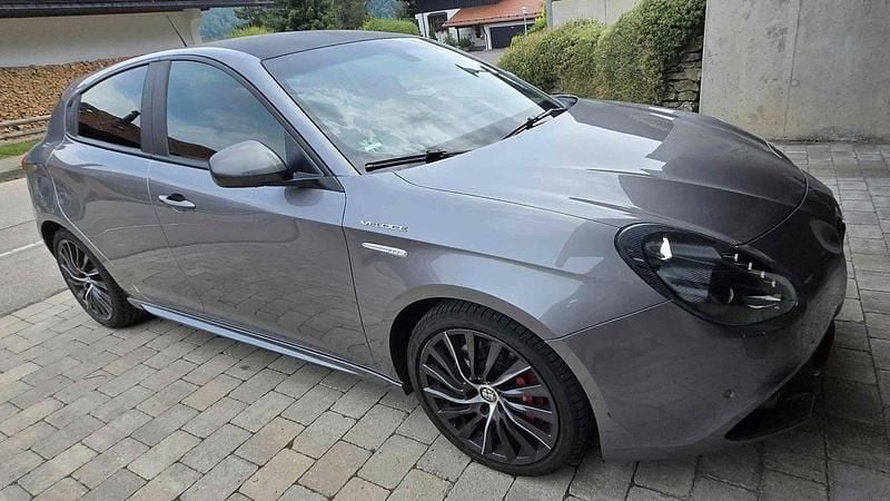 Grau Gebraucht 2016 Alfa Romeo Giulietta Veloce Kleinwagen | 16.900 € (Fairer Preis) - Bild 1/4