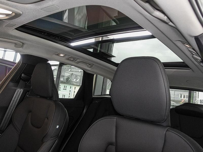 Neu Volvo XC60 Plus 250 PS (183 kW) 2025 Grau SUV