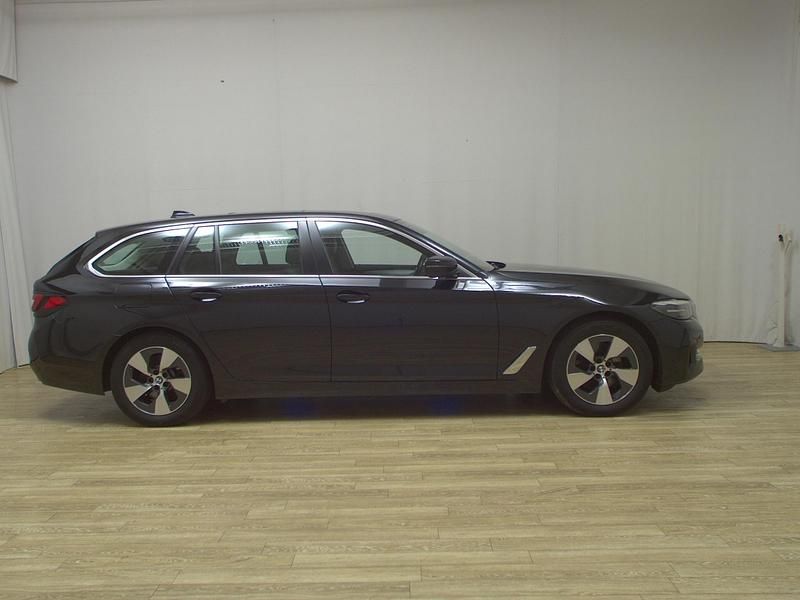 Schwarz Gebraucht 2022 BMW 520 Performance Kombi | 23.980 € (Guter Preis) - Bild 1/4