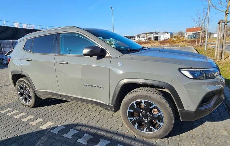 Grau Gebraucht 2021 Jeep Compass Trailhawk SUV | 26.700 € - Bild 1/4