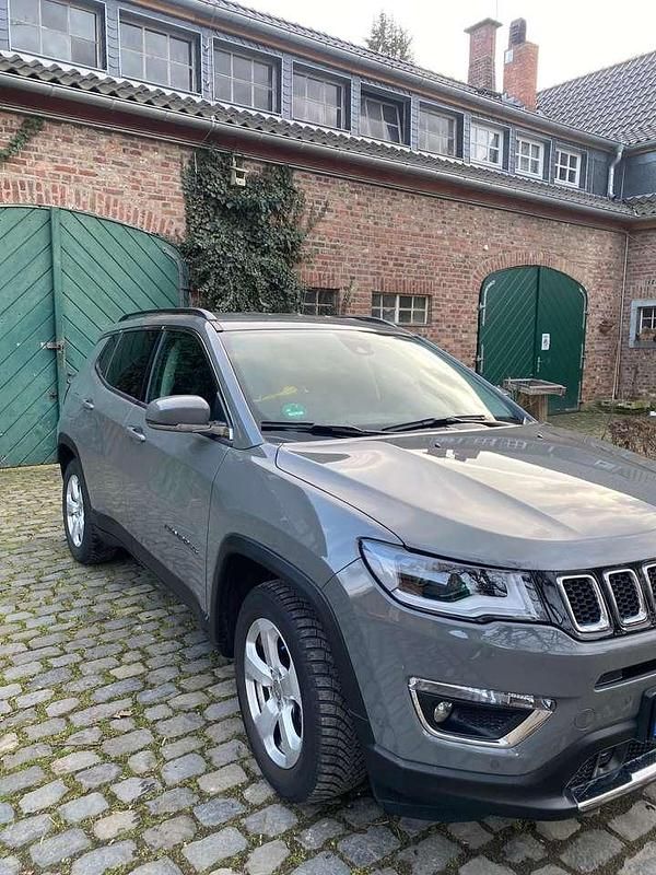 Grau Gebraucht 2021 Jeep Compass Limited SUV | 22.600 € (Fairer Preis) - Bild 1/4