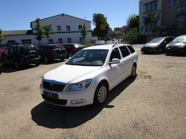 Weiß Gebraucht 2009 Skoda Octavia Ambiente Kombi | 2.600 € (Guter Preis) - Bild 1/4