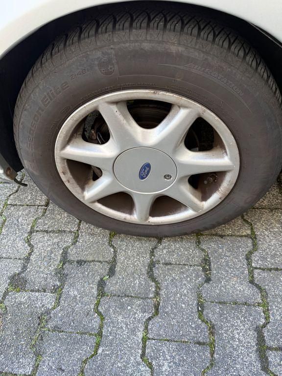 Second-hand Ford Focus 101 CP (74 kW) 2001 Argintiu Berlinǎ