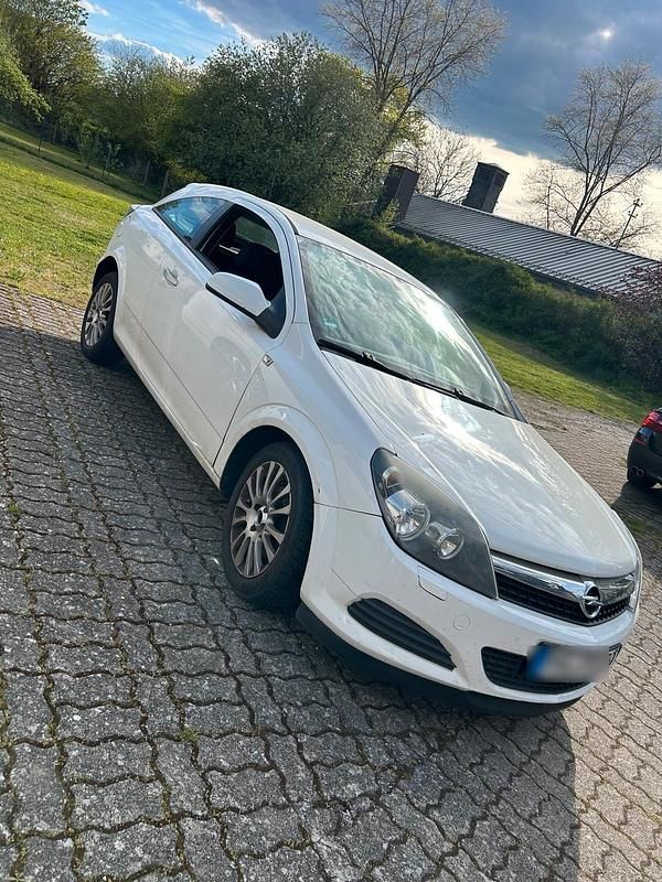 Second-hand Opel Astra 100 CP (73 kW) 2009 Alb Coupe