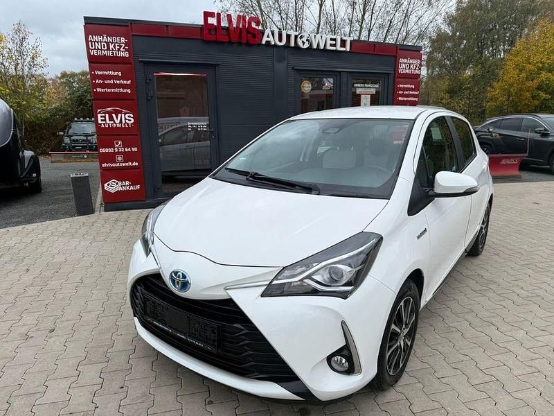 Weiß Gebraucht 2018 Toyota Yaris Hybrid Team Limousine | 11.800 € (Fairer Preis) - Bild 1/4