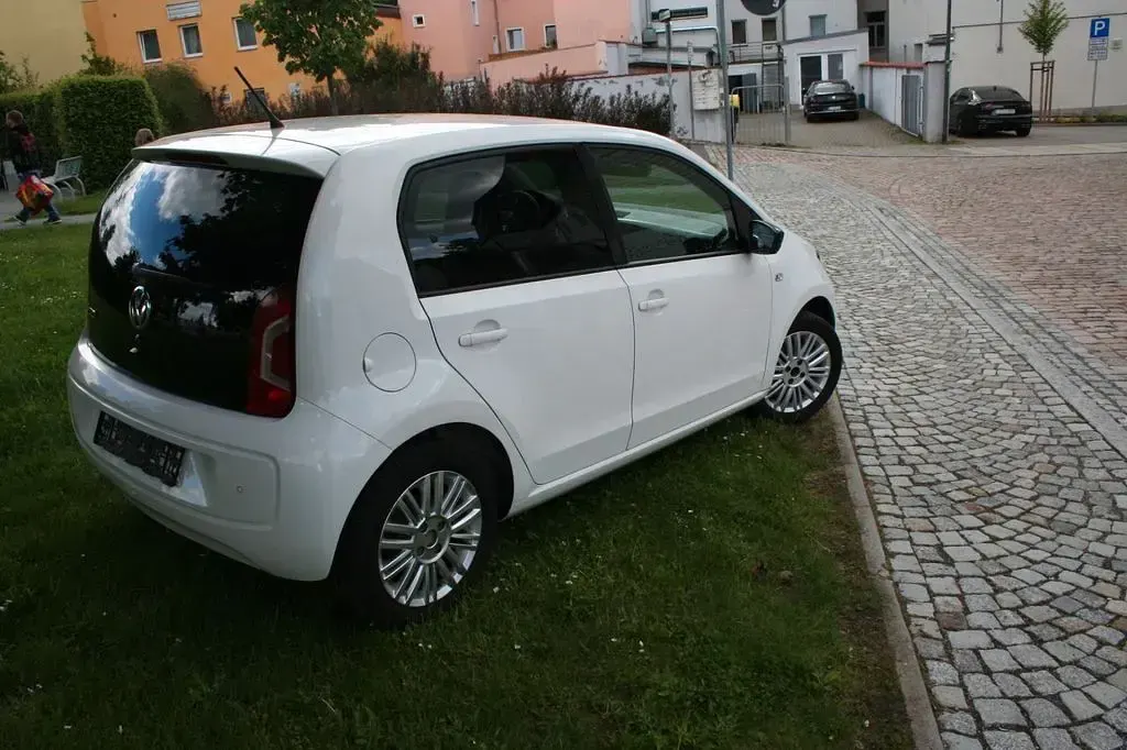 Używany VW up! 60 KM (44 kW) 2015 Biały Hatchback