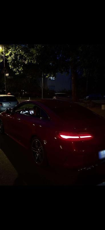 Gebraucht Mercedes E220 194 PS (142 kW) 2019 Rot Coupé