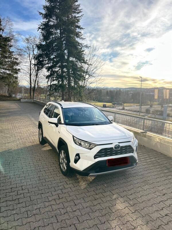 Weiß Gebraucht 2020 Toyota RAV4 Hybrid Team SUV | 27.500 € (Guter Preis) - Bild 1/4