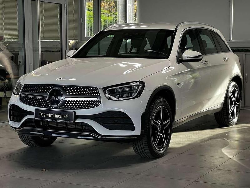 Weiß Gebraucht 2020 Mercedes GLC300e AMG line SUV | 37.630 € (Fairer Preis) - Bild 1/3