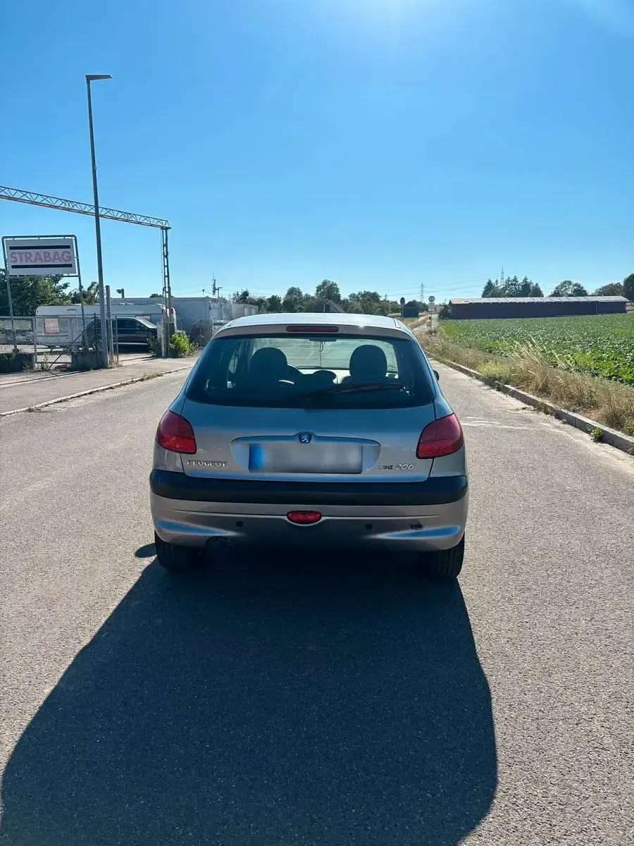Gebraucht Peugeot 206 75 PS (55 kW) 2003 Silber Limousine