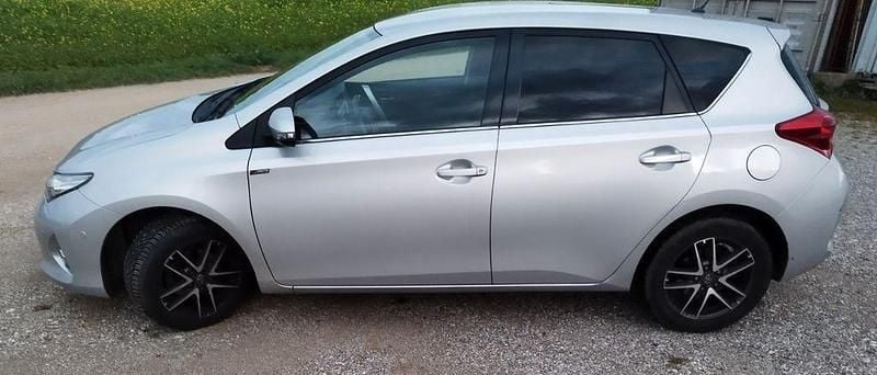 Silber Gebraucht 2014 Toyota Auris Multidrive S Limousine | 12.600 € (Fairer Preis) - Bild 1/4