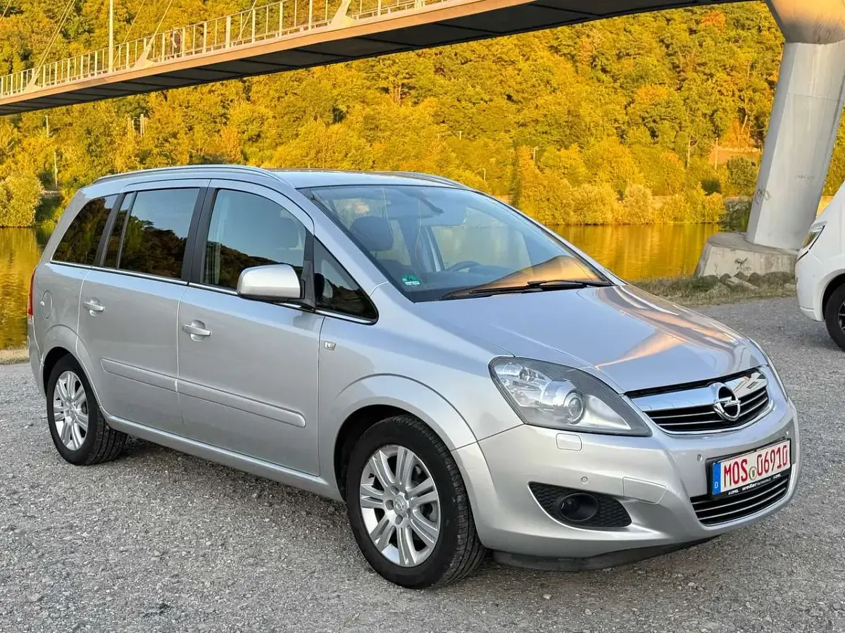 Gebraucht Opel Zafira Family 140 PS (102 kW) 2013 Argon silber/ice silver (m2) Van / Kleinbus