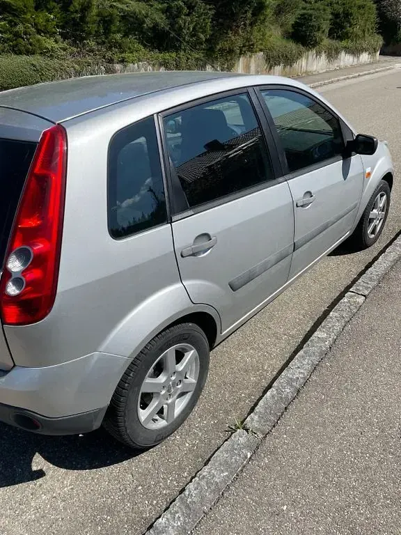Gebraucht Ford Fiesta Ambiente 80 PS (58 kW) 2006 Silber Kleinwagen