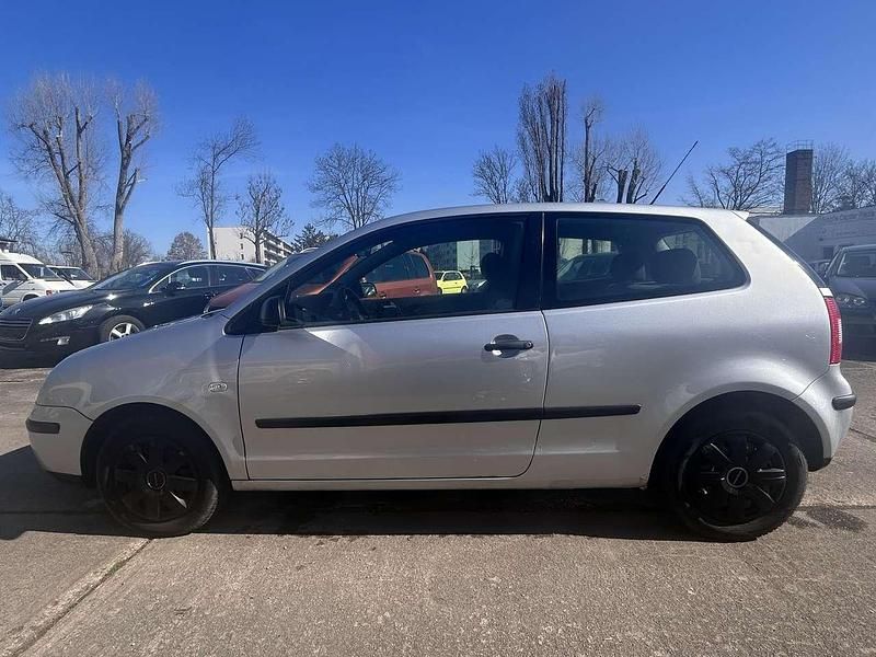 Gebraucht VW Polo 64 PS (47 kW) 2002 Silber metallic Limousine