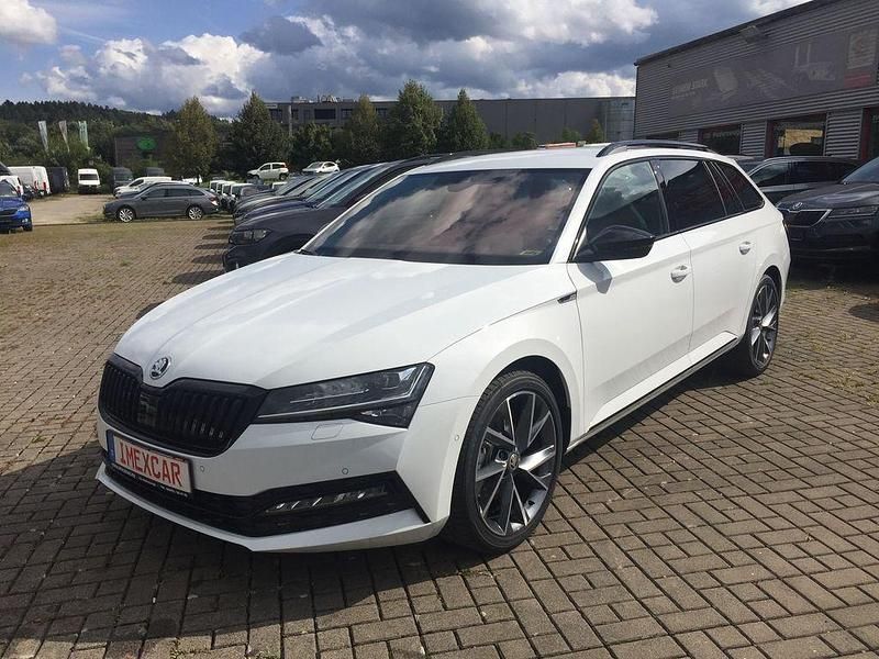 Weiß Gebraucht 2023 Skoda Superb SportlinePlus Limousine | 42.990 € (Fairer Preis) - Bild 1/4