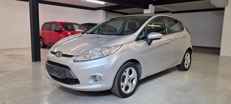Silber Gebraucht 2009 Ford Fiesta Titanium Kleinwagen | 4.299 € (Fairer Preis) - Bild 1/4