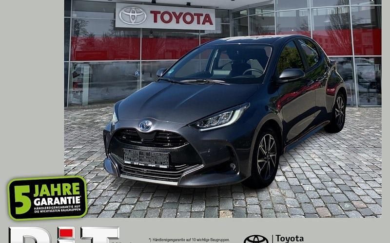 Grau Gebraucht 2022 Toyota Yaris Hybrid Team Limousine | 16.990 € (Guter Preis) - Bild 1/4