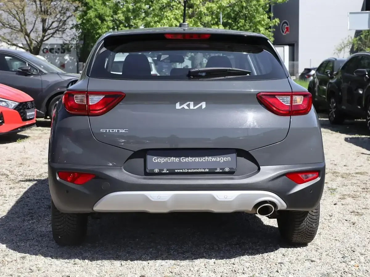 Gebraucht Kia Stonic Edition 7 101 PS (74 kW) 2023 Perennialgrau met (grau) SUV
