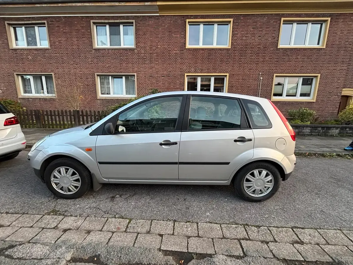 Gebraucht Ford Fiesta 80 PS (58 kW) 2002 Silber Kleinwagen